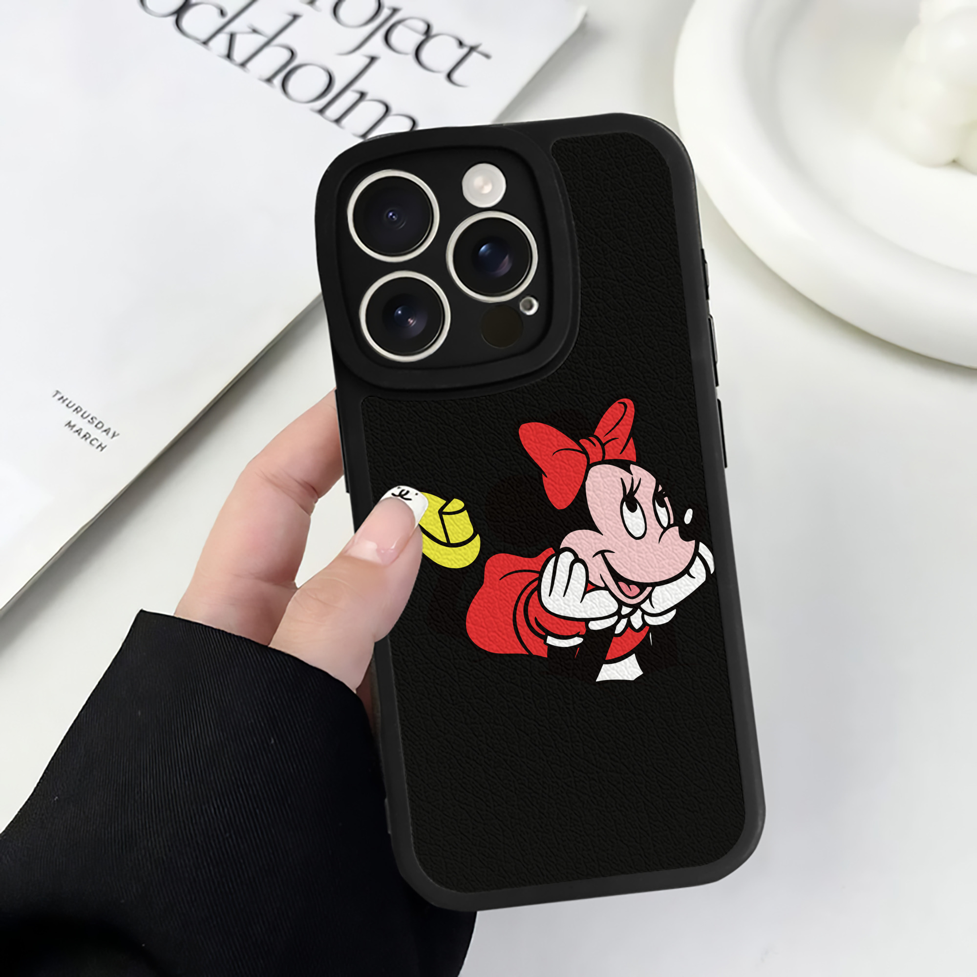 （画像用） ミッキーマウス Mickey Mouse 【iPhone 16シリーズ対応】シリコンスマホケース（レザー調） 材質：シリコン